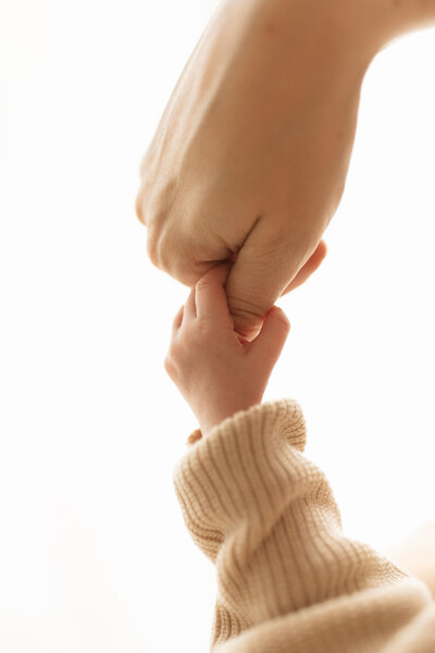 Newborn fotografie in daglicht studio door Maud van den Heuvel Photography
