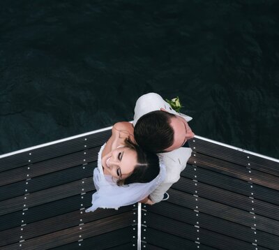 Brudpar blir gratulerade efter vigseln på Björholmen