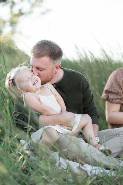 huntsville photographer dad and daughter hugging