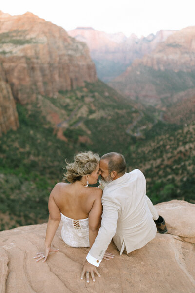 utah elopement photographer canyon overlook elopement photos inspiration