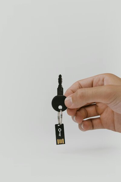 Holding Macbook closed under arm
