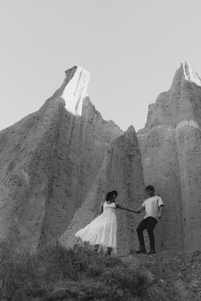 couple holding hands at omarama clay cliffs