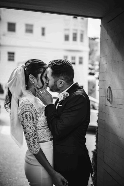 Wedding couple kiss photographed by Xilo photography