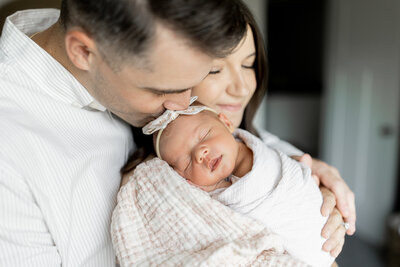 Family newborn photography in home session.