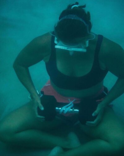Natacha Radojevic guiding underwater breathwork and weight training in Sayulita, helping clients build mental resilience, physical strength, and lung capacity through ocean-based coaching.