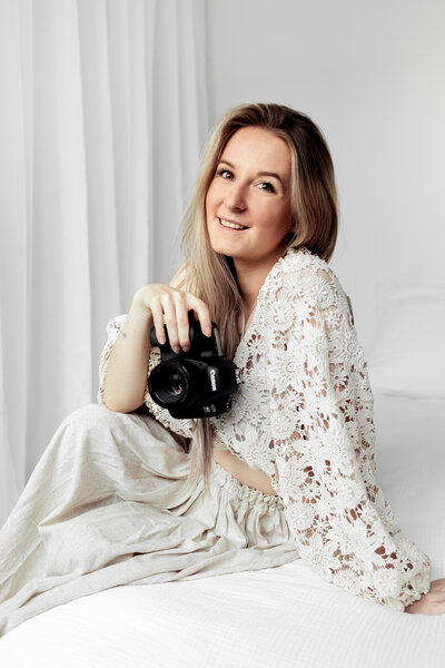 Fotograaf met camera in de hand