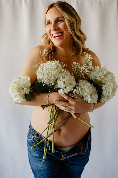 Maternity photos with woman holding flowers