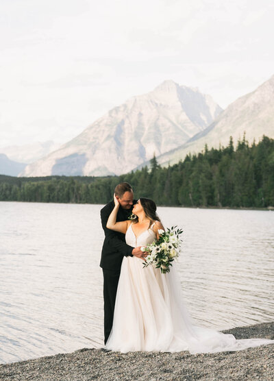 couple kissing by water
