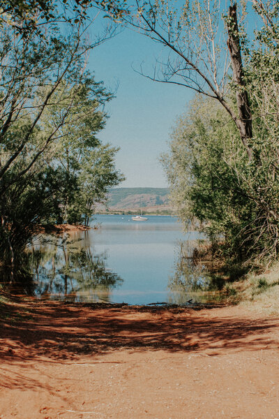Couple se faisant un bisou au lac du salagou