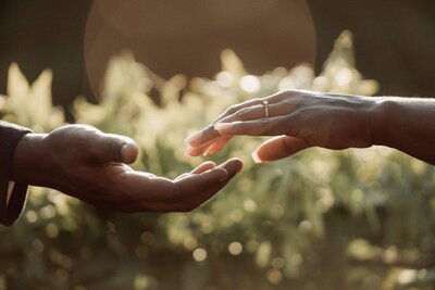 London-elopement-photography-couple-hands