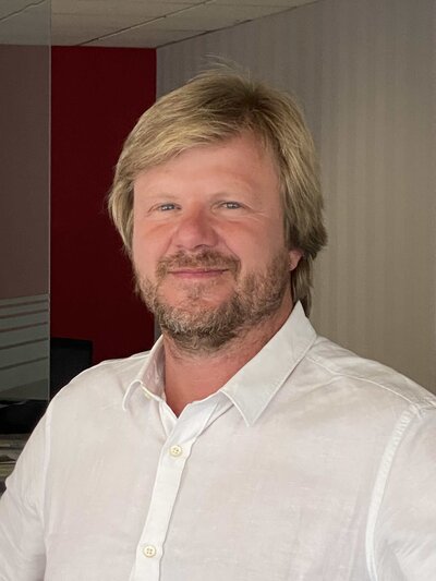 un homme blond au yeux bleu