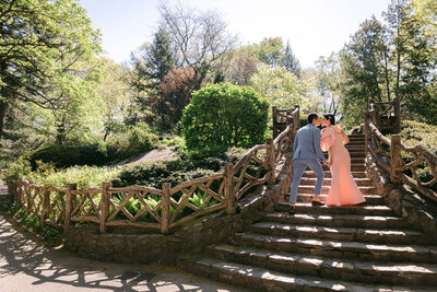 A couple kiss on the stairs at Shakespeare Garden