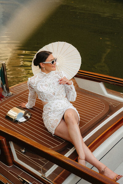 Editorial trouw fotoshoot op boot door Linda Photography