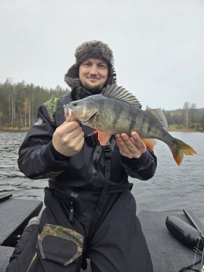 Jigikalastukselle osallistunut asiakas ison hauen kanssa