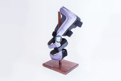 The 'Elite' custom graphite knee brace, an orthotic device designed for athletes and active individuals recovering from injury or surgery.