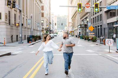 couple-running-in-the-city