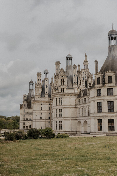couple kissing and eloping on a mountain in the french alps