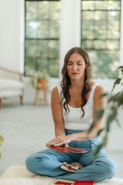 elizabeth with tarot cards