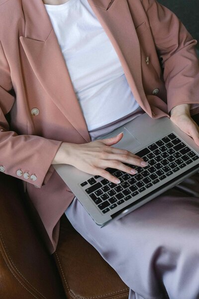 Femme à son bureau avec un ordinateur