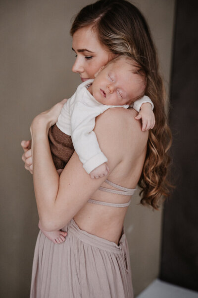 zwangerschaps fotoshoot met partner in studio Alkmaar Bellysisters 