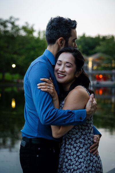 Couple à l'heure dorée au Lac des Castors de Montréal lors de leurs fiançailles - Photographe de Montréal