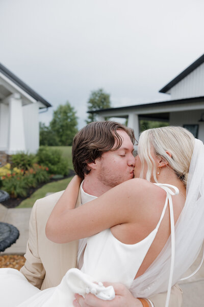 Alabama Wedding Photography that focuses on documentary and editorial photographs while staying true to color.
