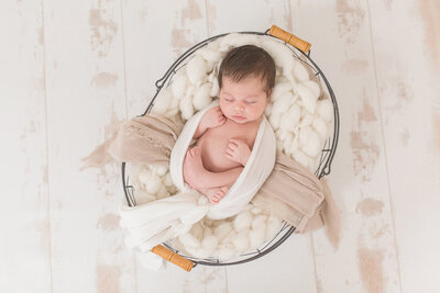 shooting photo naissance en studio à Tours - photographe nouveau-né Tours