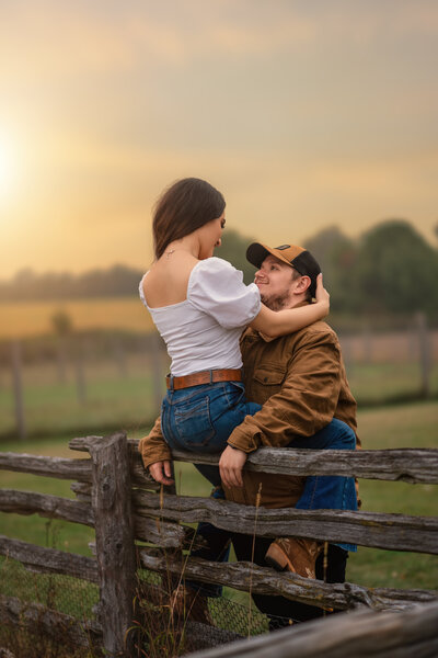 Highlighting the value of connection and memories, this sunset session in the countryside is a perfect example of rustic love and timeless storytelling.