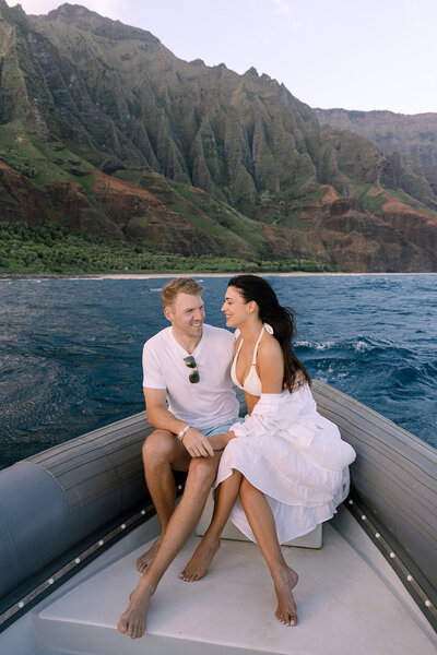 Oahu wedding photographer captures outdoor ceremony by the cliffs