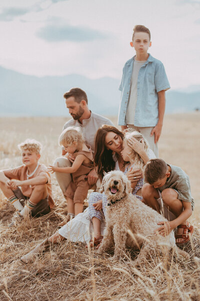 family-shoot-with-5-kids-and-pup