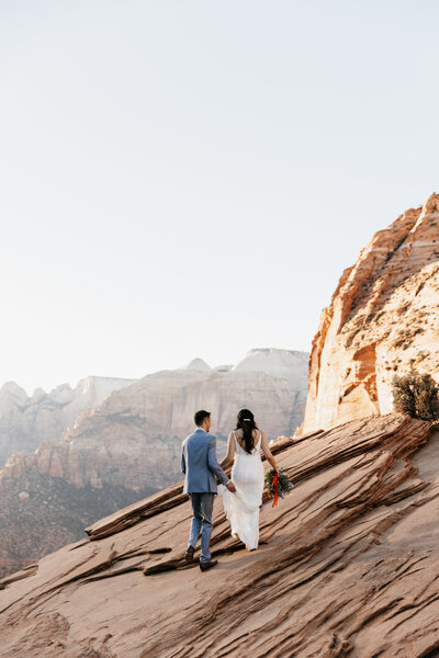Engagement photos at the Utah Salt Flats whit a couple in all black.