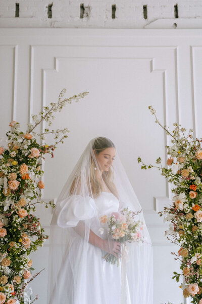 light-airy-bride-flowers-jmay-photo