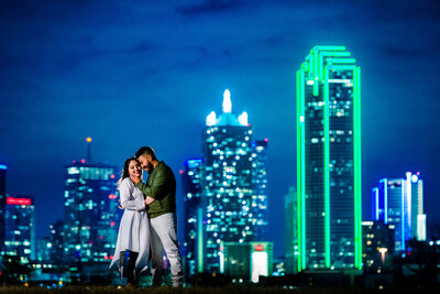 couple kissing in front of dallas texas  skyline