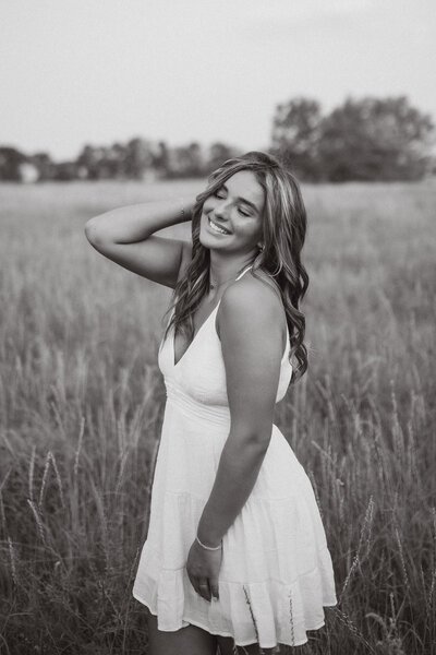 Kansas Senior Photos| Senior Photo poses| Photo of girl in a field 