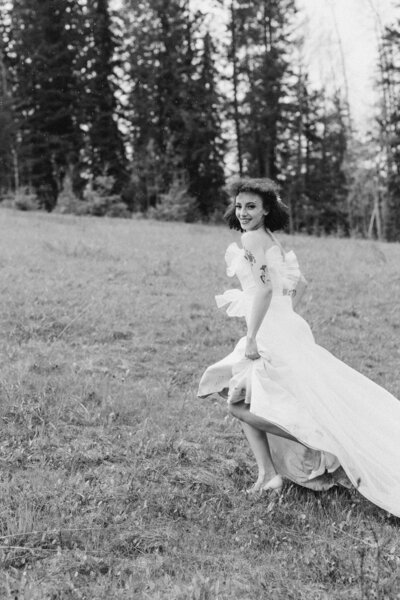 Bride running through the fields. By Elk and Fir