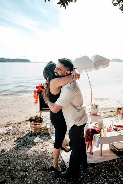 Harleen and Jayse walking hand in hand along the beach during their Auckland engagement session, photographed by Zanthe Vorsatz.