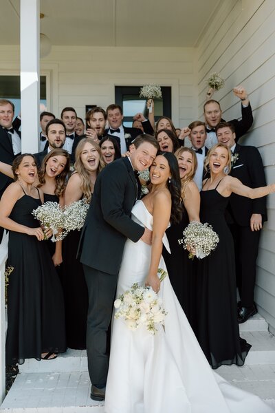 Hannah&JR-TheEmersonVenue-LizzieHillardPhotography-19-min
