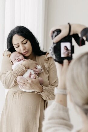 Een mooi portret van Irene Maris, de newborn fotograaf, die met zorg en geduld de eerste momenten van je baby vastlegt.