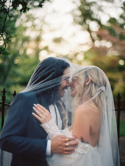 Bride & groom kissing at the alter on a rooftop in a city