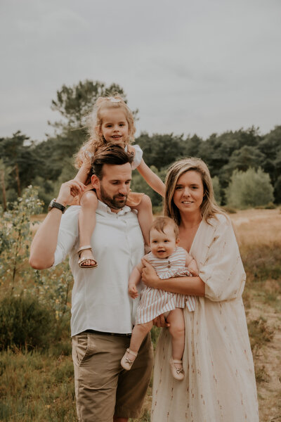 Gezin posseert in de kalmthoutse heide voor de familieshoot