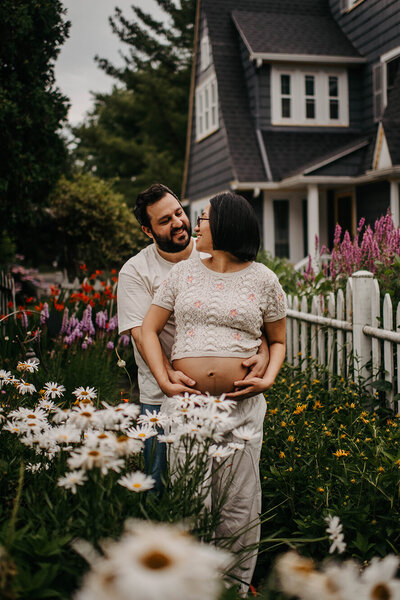 cute-maternity-shot-with-couple-at-home-kelly-kaz-upstate-new-york-photographer-buffalo-beyond