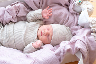 Søvn i babys første måned