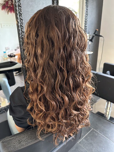 Haarkleuring, balayage en foilayage, haar snit en brushing, haarkapsels. Krullen kapper, haarsalon Beezel Antwerpen.