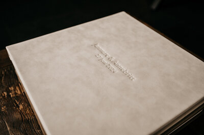 Close up van een embossing van een trouwalbum.