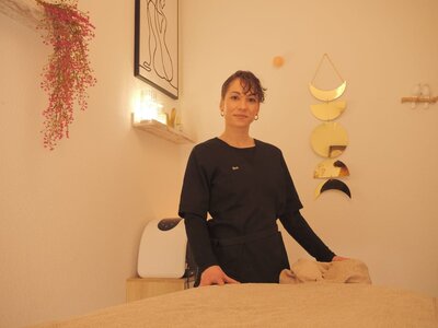 Une masseuse avec un sourire dans son salon de massage