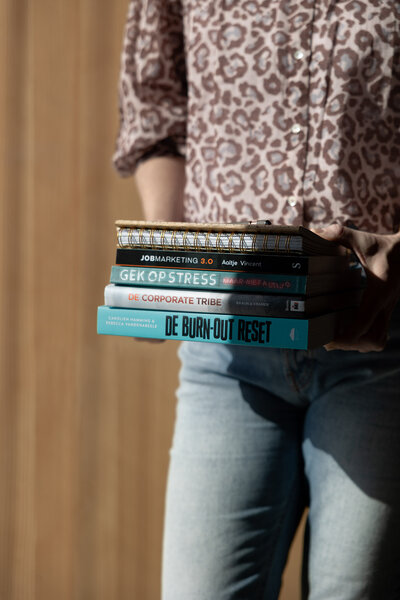 Stapel boeken over herstel van burn-out, stressklachten  en de CSR aanpak