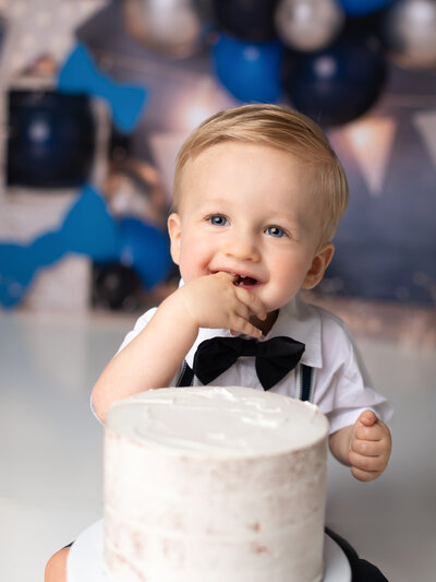 one year old boy eating cake for cake smash photoshoot cleveland cake smash photographer