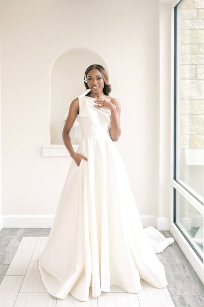 Fort Worth Wedding Photographer | DFW Photographer Rae De Lain Weddings Light and Airy | Stunning bridal portrait