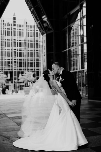 wedding couple kissing in the city, black and white bridal portraits, city wedding, pittsburgh wedding pictures, classic wedding