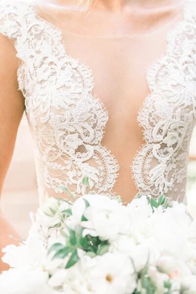 Romantic lace dress with dramatic front